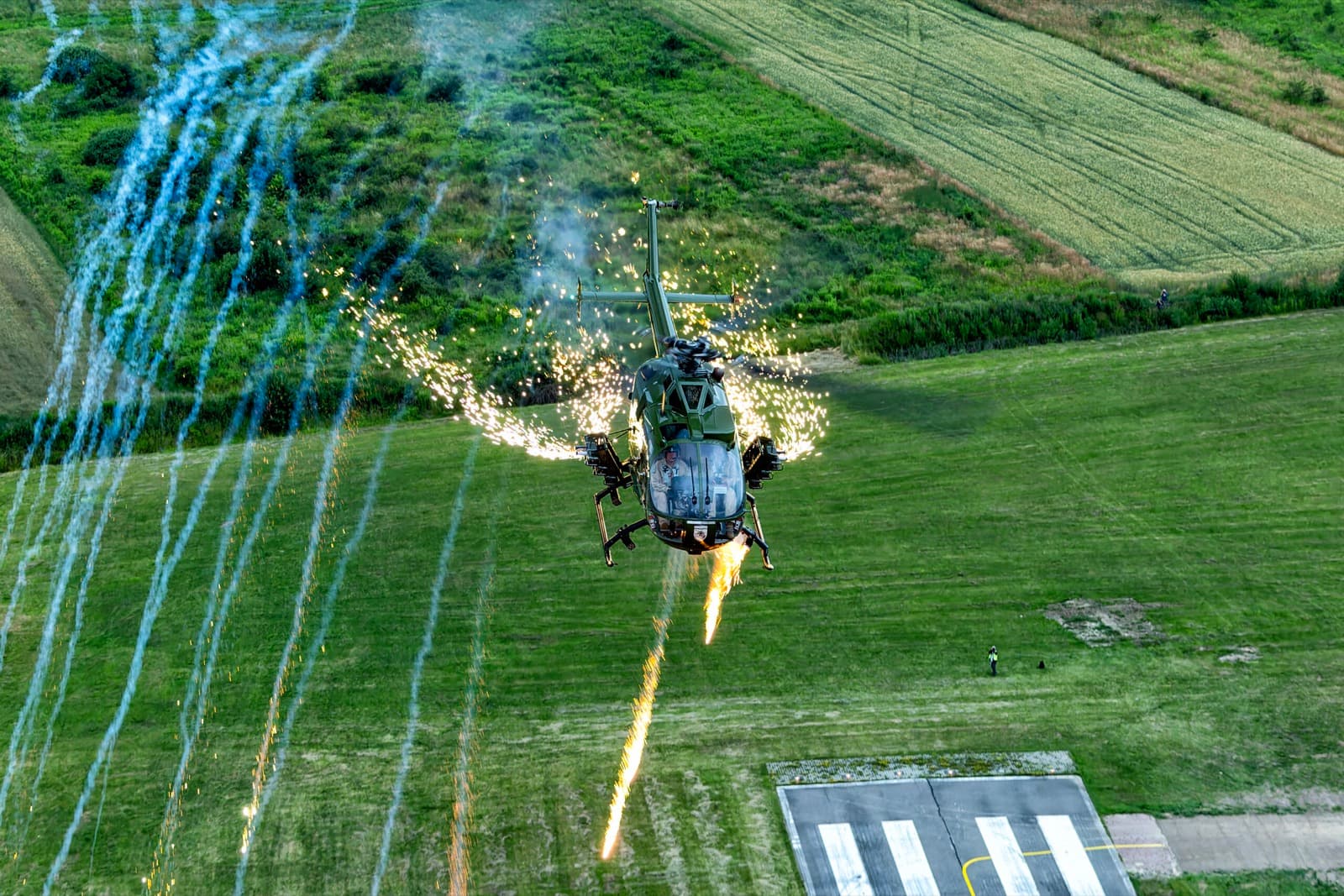 Bölkow Bo 105 bei einer dynamischen Vorführung mit Leuchtfackeln