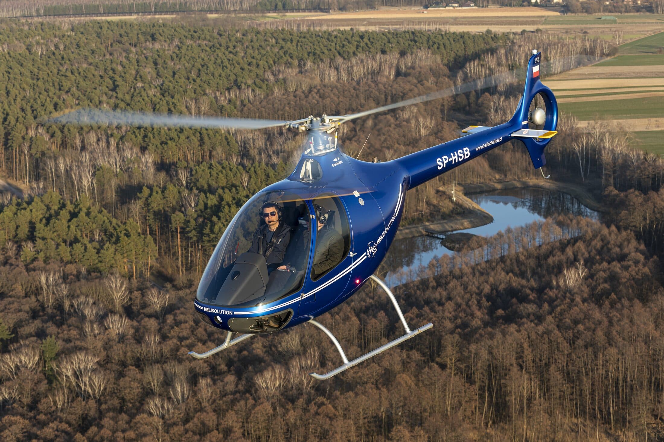 Śmigłowiec Heli Solution nad lasami i stawami