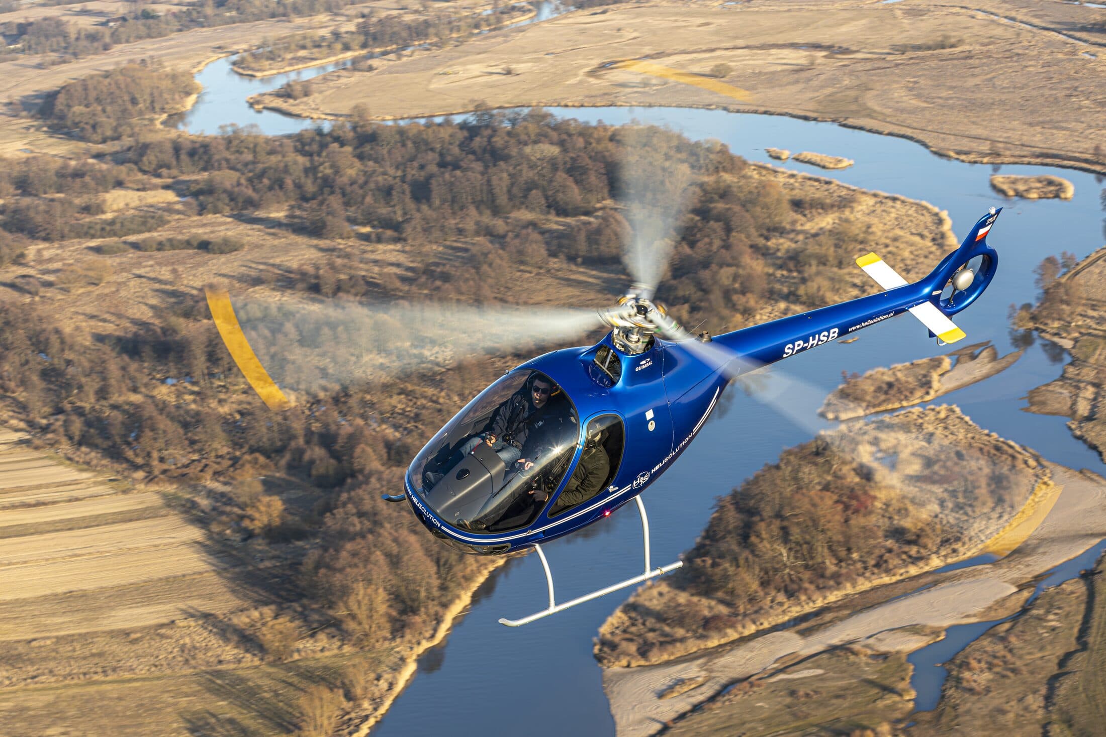 Guimbal Cabri G2 nad doliną rzeki o złotej godzinie